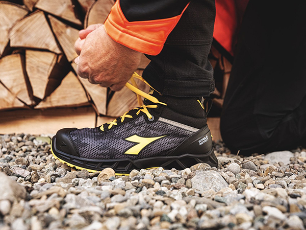 Förster bindet seine Sicherheitschuhe von Diadora utility -werk5