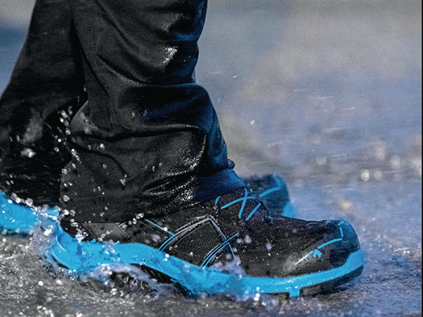 Sicherheitsschuh von HAIX schwarz blau im Wasser -werk5